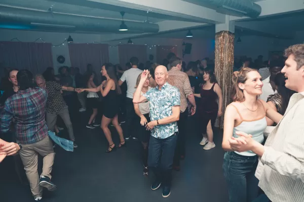 Socialdans med salsa på et fyldt gulv